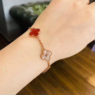 Premium Van Cleef & Arpels Bracelet Gold Print Collection