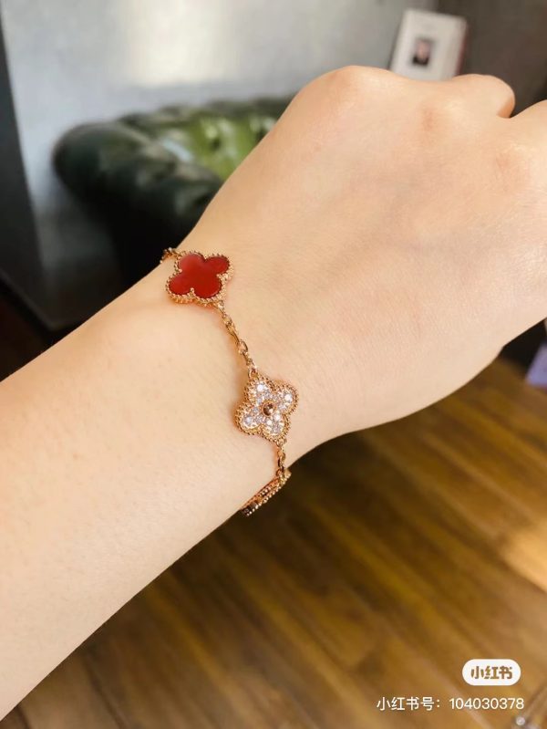 Premium Van Cleef & Arpels Bracelet Gold Print Collection