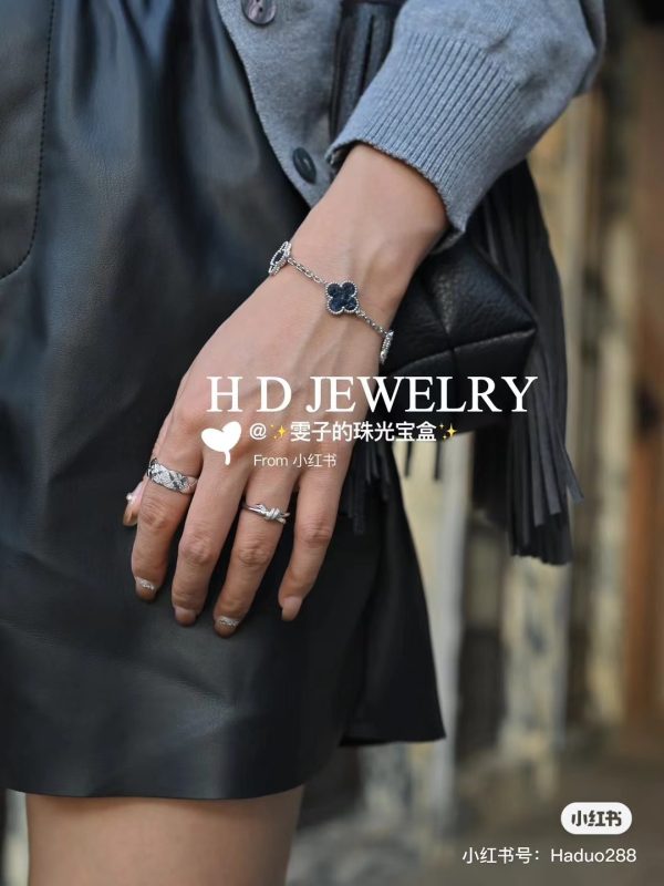 High Quality Van Cleef & Arpels Bracelet Gold Print Style
