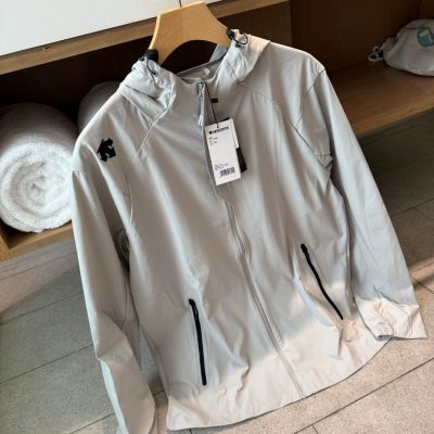 High Quality Descente Jackets Navy Collection