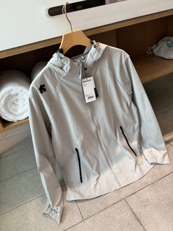 High Quality Descente Jackets Navy Collection