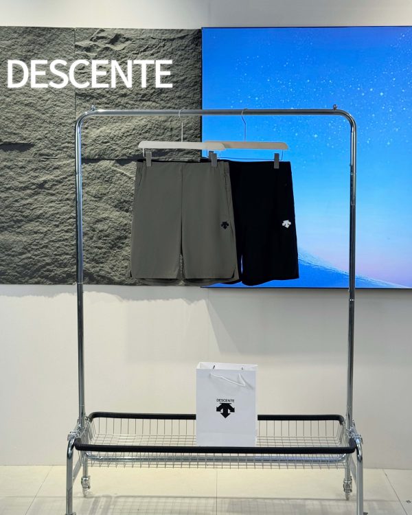 Luxury Descente Shorts Black Silk Breathable Style