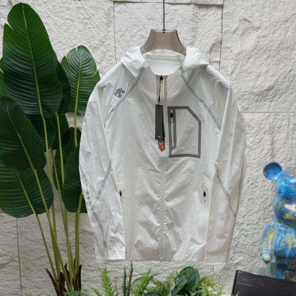 Luxury Descente Jackets White Breathable Style