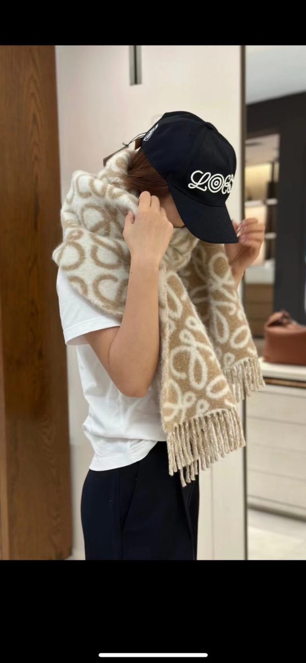 Premium Loewe Scarf Wool Chic Collection