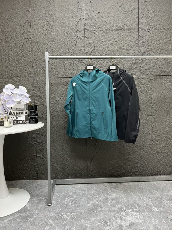 High Quality Descente Long Sleeves Black Solid Collection