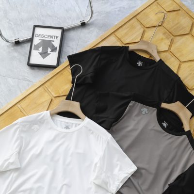 High Quality Descente Short-Sleeved Shirts Black Knit Sporty Luxury