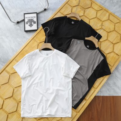 High Quality Descente Short-Sleeved Shirts Black Knit Sporty Collection