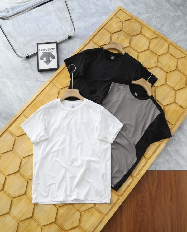 High Quality Descente Short-Sleeved Shirts Black Knit Sporty Collection