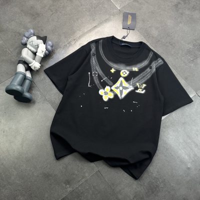 Luxury Louis Vuitton Short-Sleeved T-Shirt With Pendant Black Cotton Print Style