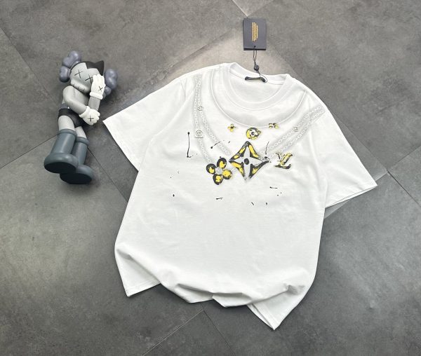 Premium Louis Vuitton Short-Sleeved T-Shirt With Pendant Black Cotton Print Luxury