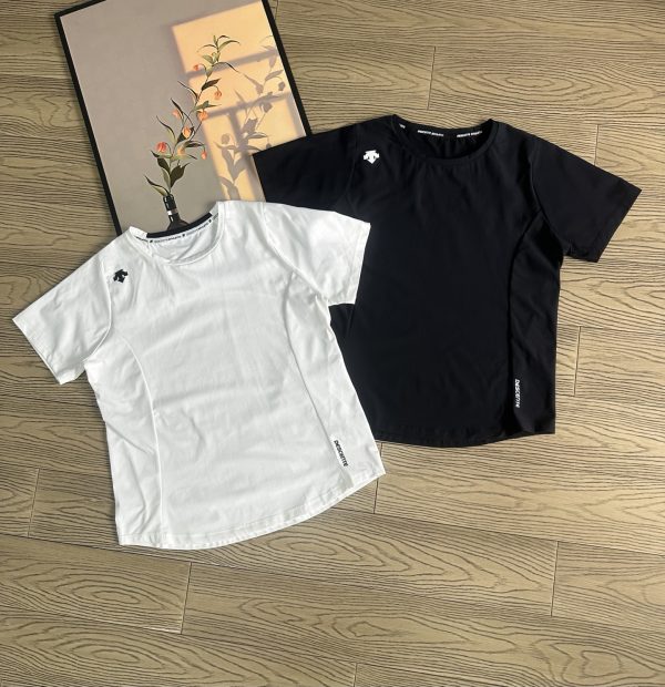 Luxury Descente Short-Sleeved Shirt Black Knit Breathable Collection