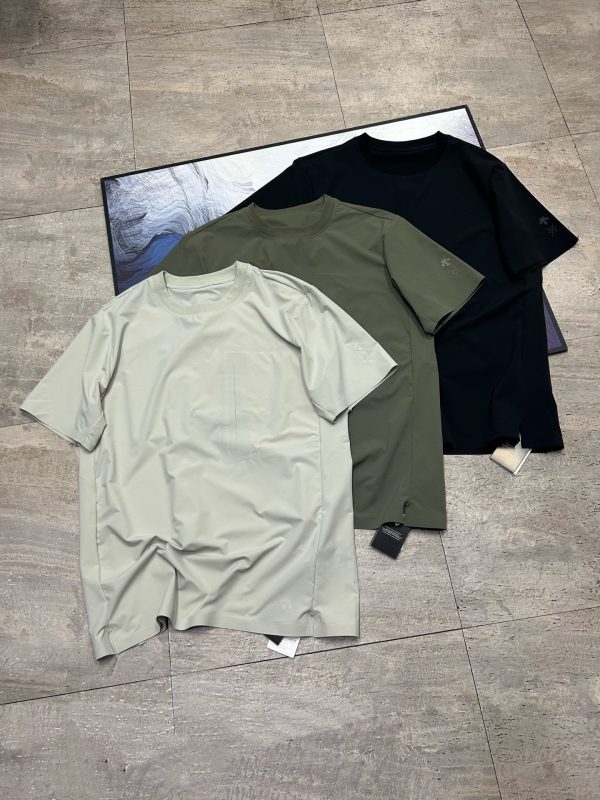 Best Selling Descente Short Sleeves Black Knit Urban Collection