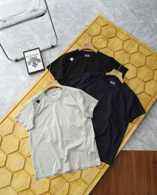 High Quality Descente Short Sleeves Black Knit Casual Collection