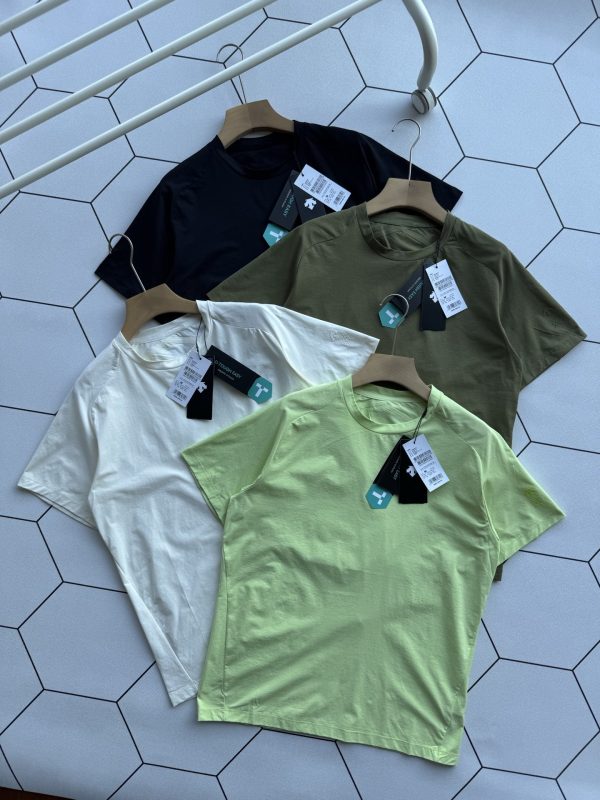 High Quality Descente Short Sleeves Black Urban Luxury